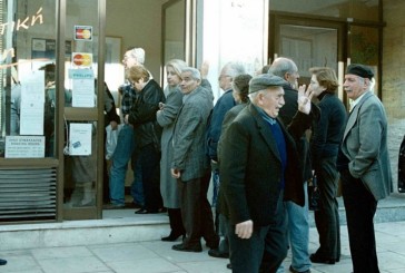 Ηλικιωμένοι λιποθύμησαν περιμένοντας στην ουρά για την πενιχρή σύνταξη