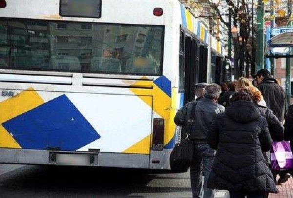 ΧΑΜΟΣ: Άντρας έβριζε χυδαία τους Έλληνες μέσα σε λεωφορείο και μία γυναίκα τον πλάκωσε στο ξύλο!