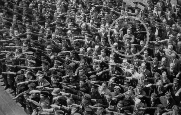 a_lone_man_refusing_to_do_the_nazi_salute_1936-600x382