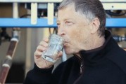 Ο Μπιλ Γκέιτς πίνει ένα ποτήρι νερό που πριν 5 λεπτά ήταν ανθρώπινo περίττωμα [Βίντεο]
