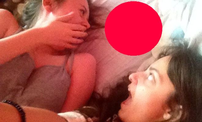 Δύο κορίτσια έβγαζαν μία selfie φωτογραφία αλλά αυτό που είδαν στο κρεβάτι τους… φρίκαρε!