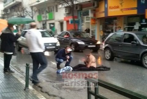Πανικός στο κέντρο της Λάρισας! Άνδρας ξάπλωσε στον δρόμο για να τον πατήσει αυτοκίνητο! (PHOTO)
