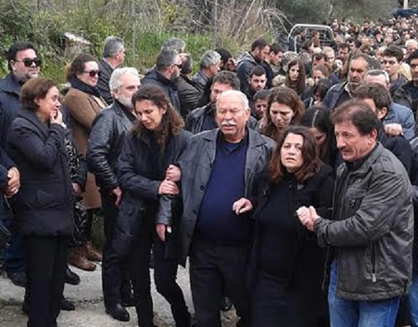 Πλήθος κόσμου στην Κρήτη για την κηδεία – Μαντινάδες θλίψης και οργής