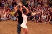 Εκείνος την τράβηξε να χορέψουν μπροστά σε κόσμο! Αυτό που έκανε εκείνη δεν το περίμενε πραγματικά κανείς… (VIDEO)