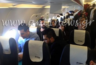 Στην οικονομική θέση του αεροπλάνου ταξίδεψε ο Αλέξης Τσίπρας – Έκπληκτοι οι επιβάτες όταν τον είδαν μπροστά τους! (PHOTOS)
