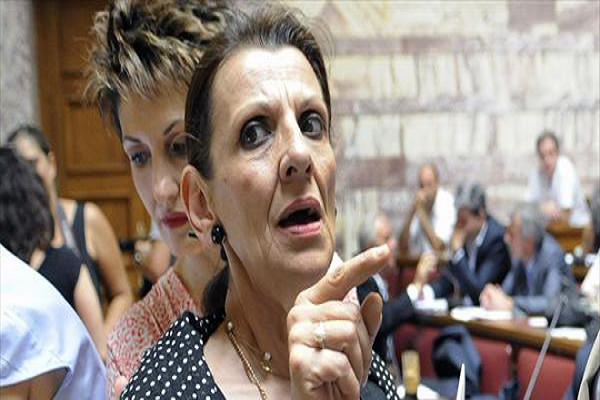 Η απειλητική χειρονομία βουλευτή Χρυσής Αυγής στην M. Κανελλοπούλου: «Θα σε σφάξω»