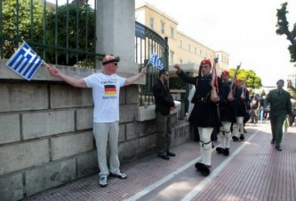 Το είδαμε κι αυτό! Στόκος Γερμανός τουρίστας έξω από την Βουλή με μπλουζάκι «Μην με σκοτώσετε» (PHOTO)