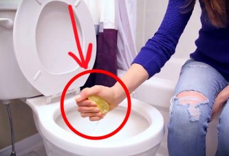 Καλύπτει ένα λεμόνι με χοντρό αλάτι και το στύβει στην λεκάνη της τουαλέτας. Το αποτέλεσμα; Απίστευτο!