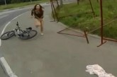 Καυτό ατύχημα με όμορφη Ρωσίδα πάνω σε ποδήλατο! Δείτε τι έπαθε και είχαμε… αποκαλύψεις! (vid)