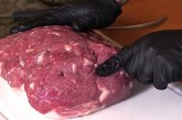 Παρατηρείτε κάτι περίεργο σε αυτό το κρέας; Η αλήθεια ΔΥΣΤΥΧΩΣ θα σας κάνει να σιχαθείτε…